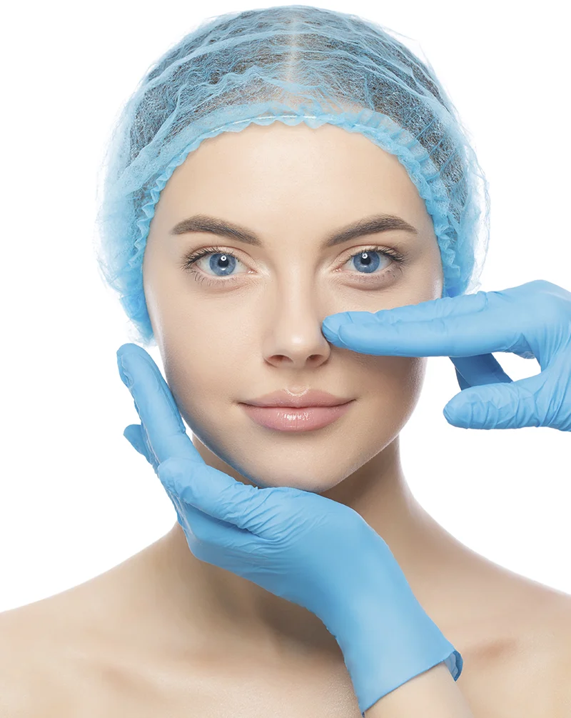 Foto do rosto de uma mulher de touca azul